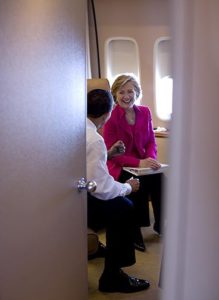 President Barack Obama is seen speaking with U.S. Secretary of State Hillary Rodham Clinton aboard Air Force One, on their way to Strasbourg, France, April 3, 2009. Pilt: Pete Souza