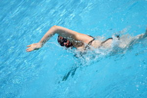 swimming-woman-1306001-1279x852